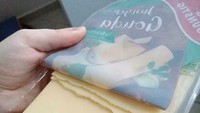 Diam-diam makan keju, suami ini akhirnya ketahuan juga. Bagaimana tidak? Istrinya mengecek kemasan keju lembaran dengan seksama.