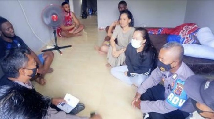 3 WNA di Karawang diamankan polisi.