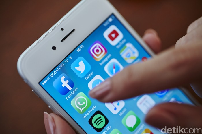 Istanbul, Turkey - July 11, 2016: Apple iPhone 6s screen with social media applications icons Facebook, Instagram, Twitter, Spotify, Youtube, Messenger, Apple Music, Safari, Maps, Whatsapp etc.