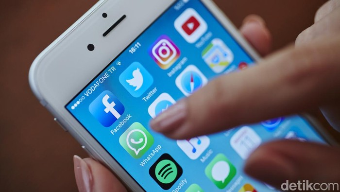 Istanbul, Turkey - July 11, 2016: Apple iPhone 6s screen with social media applications icons Facebook, Instagram, Twitter, Spotify, Youtube, Messenger, Apple Music, Safari, Maps, Whatsapp etc.