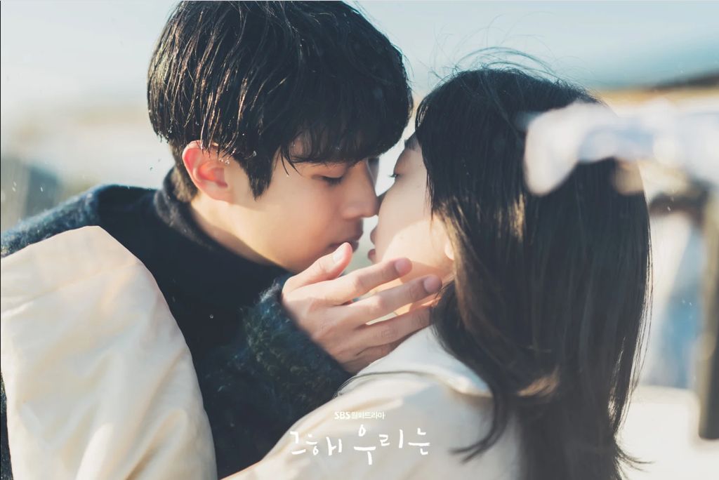 Adegan ciuman Choi Woo Shik dan Kim Da Mi dalam drama Korea Our Beloved Summer