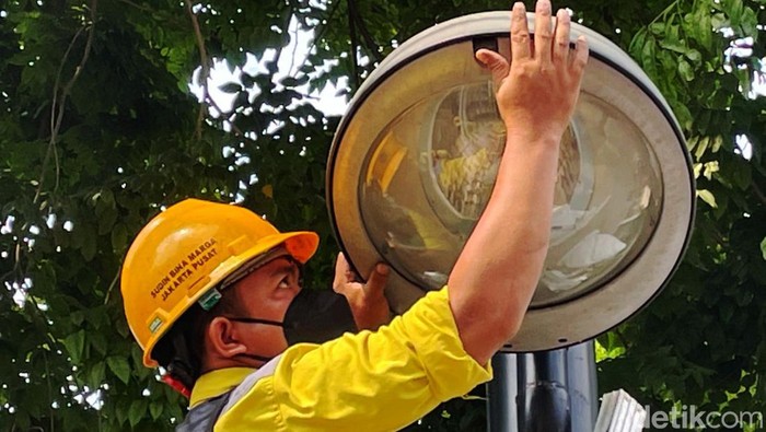 Aksi Pasukan Kuning Perbaiki Lampu PJU di Gambir Petugas dari Suku Dinas Bina Marga Pemkot Jakarta Pusat atau pasukan kuning memperbaiki lampu PJU di kawasan Gambir. Perbaikan itu untuk kenyamanan pengguna jalan.
