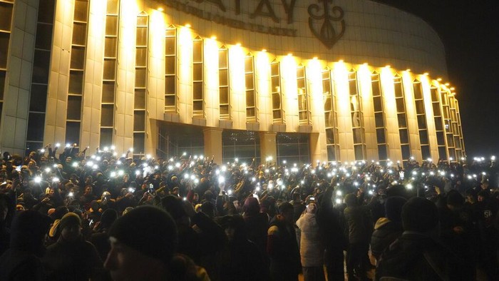 Aksi Tolak Kenaikan BBM di Kazakhstan Berakhir Ricuh Protesters try to speak to riot police as they gather in the center of Almaty, Kazakhstan, Wednesday, Jan. 5, 2022. Demonstrators denouncing the doubling of prices for liquefied gas have clashed with police in Kazakhstan's largest city and held protests in about a dozen other cities in the country. Local news reports said police dispersed a demonstration of about a thousand people Tuesday night in Almaty and that some demonstrators were detained. (AP Photo/Vladimir Tretyakov)