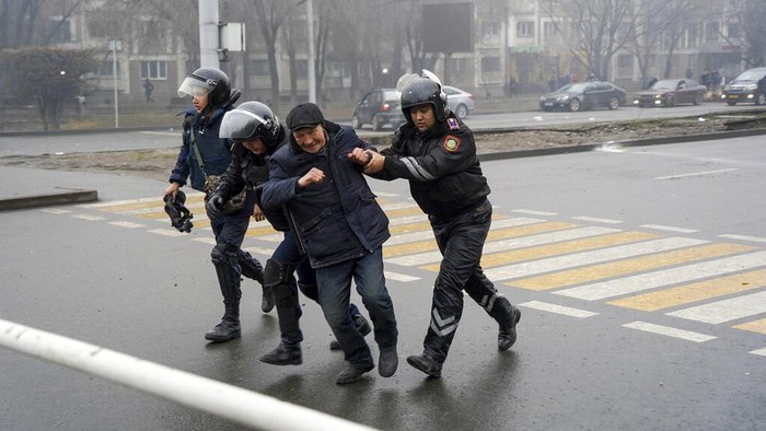Aksi Tolak Kenaikan BBM di Kazakhstan Berakhir Ricuh Protesters try to speak to riot police as they gather in the center of Almaty, Kazakhstan, Wednesday, Jan. 5, 2022. Demonstrators denouncing the doubling of prices for liquefied gas have clashed with police in Kazakhstan's largest city and held protests in about a dozen other cities in the country. Local news reports said police dispersed a demonstration of about a thousand people Tuesday night in Almaty and that some demonstrators were detained. (AP Photo/Vladimir Tretyakov)
