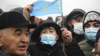 Demonstran berkumpul di dekat garis polisi selama protes di Almaty, Kazakhstan, Rabu (5/1/2022) pagi.  