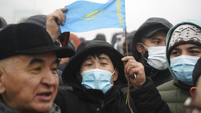 Aksi Tolak Kenaikan BBM di Kazakhstan Berakhir Ricuh Protesters try to speak to riot police as they gather in the center of Almaty, Kazakhstan, Wednesday, Jan. 5, 2022. Demonstrators denouncing the doubling of prices for liquefied gas have clashed with police in Kazakhstan's largest city and held protests in about a dozen other cities in the country. Local news reports said police dispersed a demonstration of about a thousand people Tuesday night in Almaty and that some demonstrators were detained. (AP Photo/Vladimir Tretyakov)