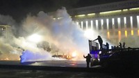 Kota Almaty dilanda kekacauan sejak Selasa (4/1) tengah malam, setelah polisi menembakkan gas air mata dan granat kejut untuk membubarkan para demonstran.  
