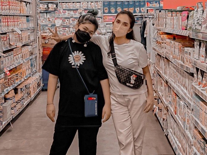 Amel, Anak Pertama Ussy Sulistiawaty