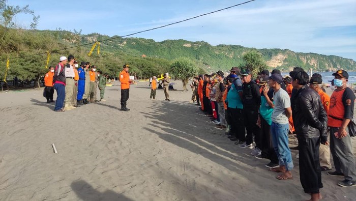 Tim SAR Gabungan saat berkoordinasi di hari ketujuh pencarian warga Bekasi, Jawa Barat yang terseret ombak di Pantai Parangtritis. Rabu (5/1/2022).