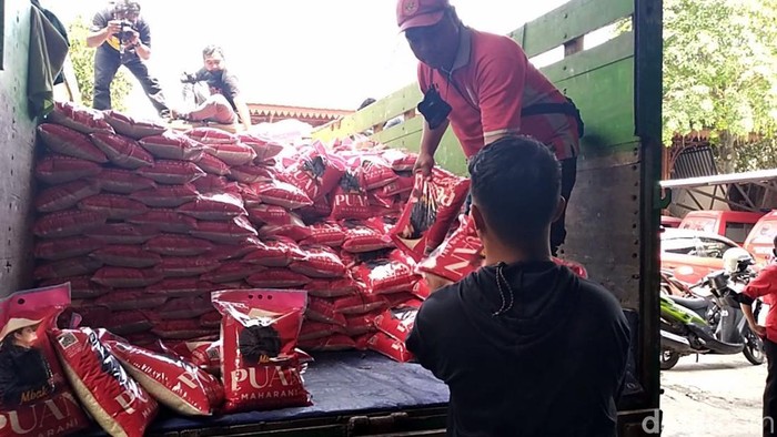Aria Bima-Gus Nabil Bagi Beras di Solo, Puan Kapan? Tiga anggota DPR RI dari Fraksi PDIP dari Aria Bima hingga Gus Nabil telah mengirimkan beras bergambar Puan ke Solo. Lalu, kapan Puan mengirim sendiri?