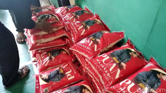Aria Bima-Gus Nabil Bagi Beras di Solo, Puan Kapan? Tiga anggota DPR RI dari Fraksi PDIP dari Aria Bima hingga Gus Nabil telah mengirimkan beras bergambar Puan ke Solo. Lalu, kapan Puan mengirim sendiri?