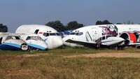 Kerangka pesawat bekas ditumpuk di lahan seluas sekitar 1 hektare ini. Petugas Satpol PP Kabupaten Bogor mendatangi lokasi gudang penampungan pesawat bekas di Jalan Raya Parung-Bogor, Desa Hambulu, Kecamatan Kemang, Kabupaten Bogor. (Yulius Wijaya/AntaraFoto)