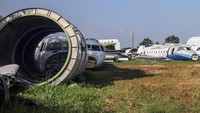 Pesawat rongsokan dibawa ke sini dan dipotong-potong. Penyegelan dilakukan karena gudang tersebut dianggap tidak memiliki izin operasional. (Yulius Wijaya/AntaraFoto)