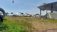 Begini suasana makam pesawat terbang di Parung, Bogor saat dijepret beberapa waktu lalu. Satpol PP Kabupaten Bogor menyegel gudang penyimpanan pesawat bekas di Jalan Parung-Bogor, Kecamatan Kemang, Kabupaten Bogor pada Kamis (28/7) kemarin. (M. Sholihin/detikcom/File).