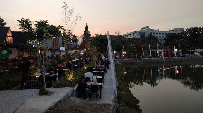 Cinere Garden, Wisata Kuliner Asik di Pinggir Danau Danau yang berada dikawasan Cinere disulap menjadi lokasi pariwisata dan kuliner. Lokasinya, tepat di Jalan Punukan, Kelurahan Pangkalan Jati, Kecamatan Cinere.