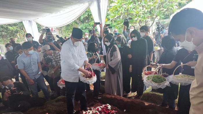 CT menaburkan bunga di atas makam ibundanya (Nahda Rizki Utami/detikcom)