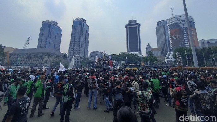Demo driver ojol di Patung Kuda.