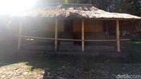 Desa ini masih ada, namun rumah-rumah bambu peninggalan tujuh keluarga tersebut sudah rusak karena gempa.(Bonauli/detikcom)