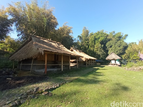 Lama-kelamaan, desa ini terus berkembang dan diberi nama Desa Beleq (dibaca: beliq). (Bonauli/detikcom) Lama-kelamaan, desa ini terus berkembang dan diberi nama Desa Beleq (dibaca: beliq). (Bonauli/detikcom)