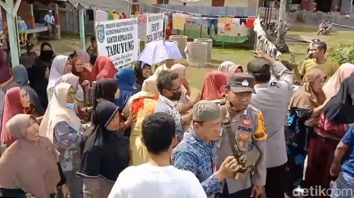 Emak-emak demo rumah diduga bandar narkoba di Sumut