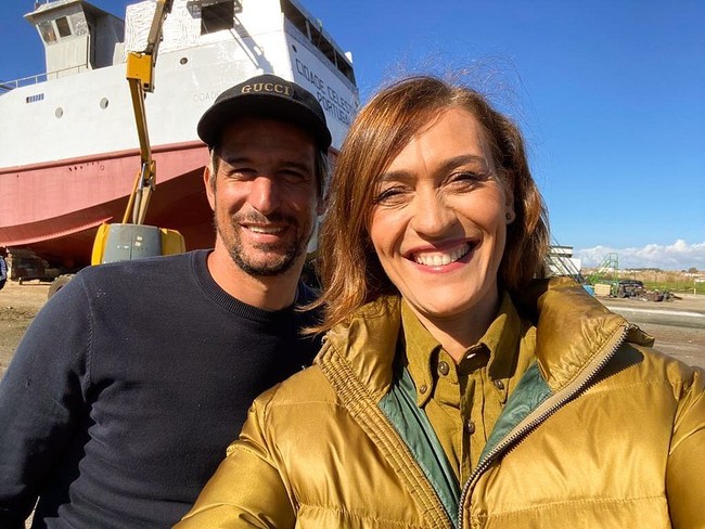 Fabio membawa presenter untuk naik ke kapalnya dan menunjukkan ruangan di sana. Ketika aku membeli kapal ini keadaannya tidak baik. Kalau bicara uang, kurang lebih, sekitar 2 juta untuk memperbaiki kapal seperti ini. Kita bicara uang yang sangat banyak, bukan hal yang mudah,Foto: Instagram