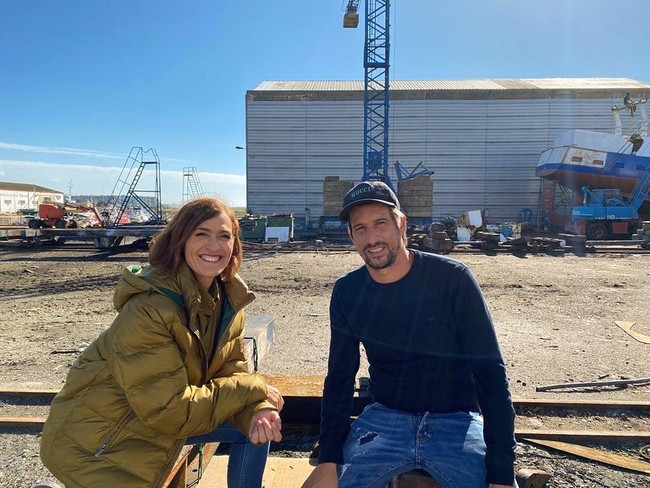 Dalam video memang tidak diperlihatkan bagaimana Coentrao berlayar atau menangkap ikan. Namun penonton bisa melihat potret terbarunya di kawasan laut yang tentu sangat berbeda dari pekerjaan sebelumnya. Kepada presenter, pria 33 tahun itu pun menceritakan pengalamannya. Salah satunya hal yang paling dikenang Coentrao adalah ketika kapalnya menyelamatkan 15 pelayan yang hampir tenggelam. Foto: Instagram