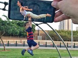 Keren! Gambar di HP Menyatu dengan Dunia Nyata Tanpa Editan Photoshop