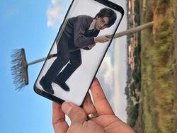 Keren! Gambar di HP Menyatu dengan Dunia Nyata Tanpa Editan Photoshop