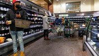 Warga AS berbondong-bondong membeli kebutuhan sehari-hari di supermarket untuk bertahan hidup di tengah badai salju.  