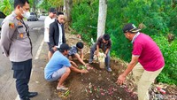 Setelah ditelusuri makam tersebut bukannya sungguhan. Melainkan makam palsu yang dibuat warga untuk menakuti para pembuang sampah yang bandel.