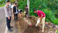 Kapolsek Prigen AKP Bambang Tri Sutrisno, Rabu (5/1/2022) mengatakan, sebelum membuat gundukan tanah mirip makam itu, masyarakat sudah membuat pagar dari bambu untuk mencegah orang-orang buang sampah. Juga pernah dibuat banner agar orang tak membuang sampah di lokasi tersebut.