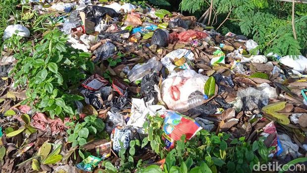 Sebuah video warga menemukan gundukan makam di pinggir jalan Pasuruan viral. Berikut foto-foto dari dekat makam tersebut.