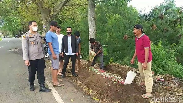 Sebuah video warga menemukan gundukan makam di pinggir jalan Pasuruan viral. Berikut foto-foto dari dekat makam tersebut.