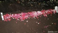 Sebelumnya video menampilkan warga menemukan gundukan makam di pinggir jalan beredar. Warga dibuat geger dengan kuburan misterius itu.