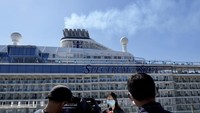Ribuan penumpang akhirnya harus tertahan di kapal pesiar di terminal kapal pesiar Kai Tak di Hong Kong, Rabu (5/1).