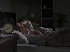 Semakin Banyak Orang Terbangun Jam 3 Pagi, Pakar Ungkap Penyebabnya