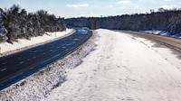 Interstate 95 sekitar mil 128 di Spotsylvania County, Va., sepi dari lalu lintas. Ratusan pengendara terdampar pada hari Senin, setelah badai musim dingin mengganggu lalu lintas di Virginia. AP/TRISTAN LOREI