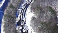 Pengemudi menunggu lalu lintas dibersihkan ketika mobil dan truk terdampar di bagian Interstate 95. AP/Steve Helber