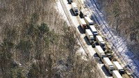 Mobil dan truk terdampar di bagian Interstate 95 di Carmel Church, Va. Hampir 48 mil Interstate ditutup karena es dan salju. AP/Steve Helber
