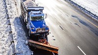 Bajak salju mendorong salju ke sisi utara Interstate 95 di Spotsylvania County, Va., pada Selasa, (4/1/2022). Ratusan pengendara terdampar pada Senin, setelah badai musim dingin mengganggu lalu lintas di Virginia dan membuat beberapa pengemudi terjebak di dalamnya, tempat selama hampir 24 jam dalam suhu beku di sepanjang bentangan Interstate 80 yang tidak dapat dilewati di selatan ibu kota negara. AP/TRISTAN LOREI