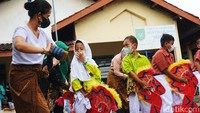 Mereka juga antusias mengenakan aksesoris kuda serta patuh mengenakan masker.