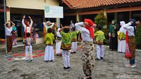 Sejumlah anak antusias mengikuti gerakan tari dari pemandu yang diiringi musik. 