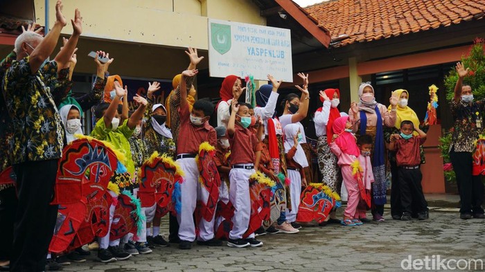 Vaksinasi anak usia 6-11 tahun di Sekolah Luar Biasa, Demak Jawa Tengah berjalan meriah, Rabu (5/1/2022). Tarian tradisional seperti jarang kepang ditampilkan sebelum vaksinasi.