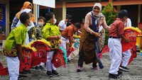 Siswa-siswi Yayasan Pendidikan Luar Biasa (Yaspenlub) di Kelurahan Bintoro menarikan jaran kepang sebelum vaksinasi COVID-19 untuk anak.