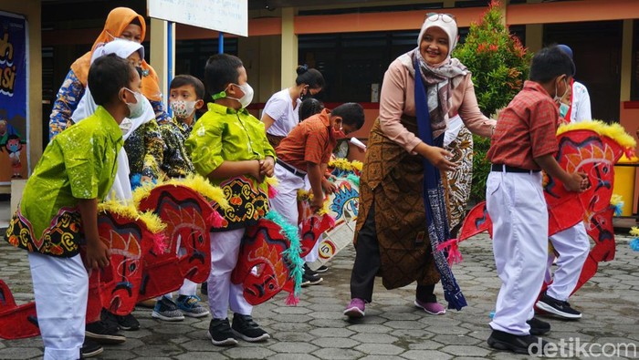 Vaksinasi anak usia 6-11 tahun di Sekolah Luar Biasa, Demak Jawa Tengah berjalan meriah, Rabu (5/1/2022). Tarian tradisional seperti jarang kepang ditampilkan sebelum vaksinasi.