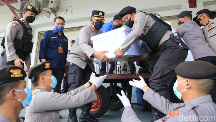 Jenazah Pekerja Migran Indonesia (PMI) atau TKI asal Lumajang, yang menjadi korban kapal karam di perairan Tanjung Balai Kota Tinggi Johor Malaysia tiba di Bandara Juanda. Jenazah tersebut atas nama Sri Windari.