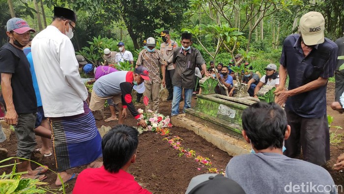 Jenazah Sri Windari tiba di rumah duka dan  disambut tangis keluarga. Jenazah Pekerja Migran Indonesia (PMI) atau TKI yang menjadi korban kapal tenggelam di Malaysia itu, lalu dimakamkan.