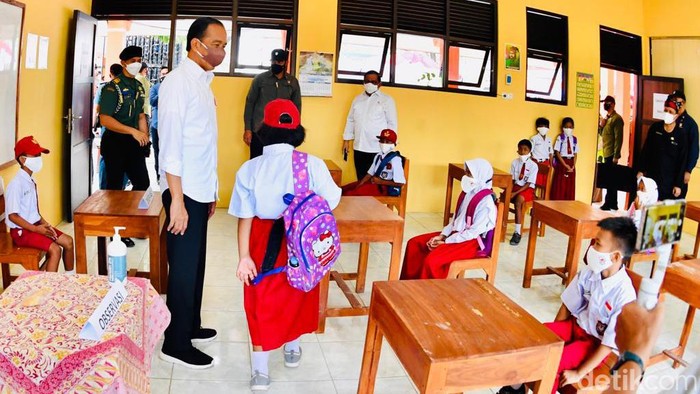 Presiden Jokowi meninjau vaksinasi anak di SDN 3 Nglinduk, Kabupaten Grobogan, Rabu (5/1)