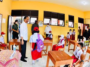Momen Jokowi Tinjau Vaksinasi Covid-19 Anak di Grobogan