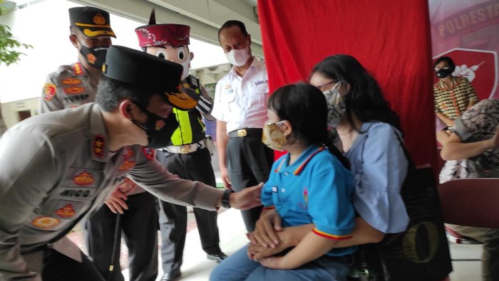 Vaksin booster ilegal beredar di Kota Surabaya. Polisi tengah mendalami siapa saja oknum di balik penjualan vaksin dosis ketiga itu.